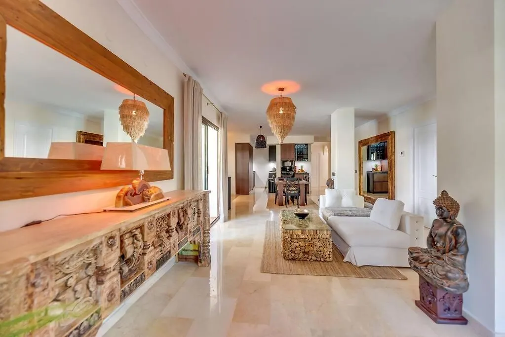 Beachfront Apartment Μαρμπέλλα