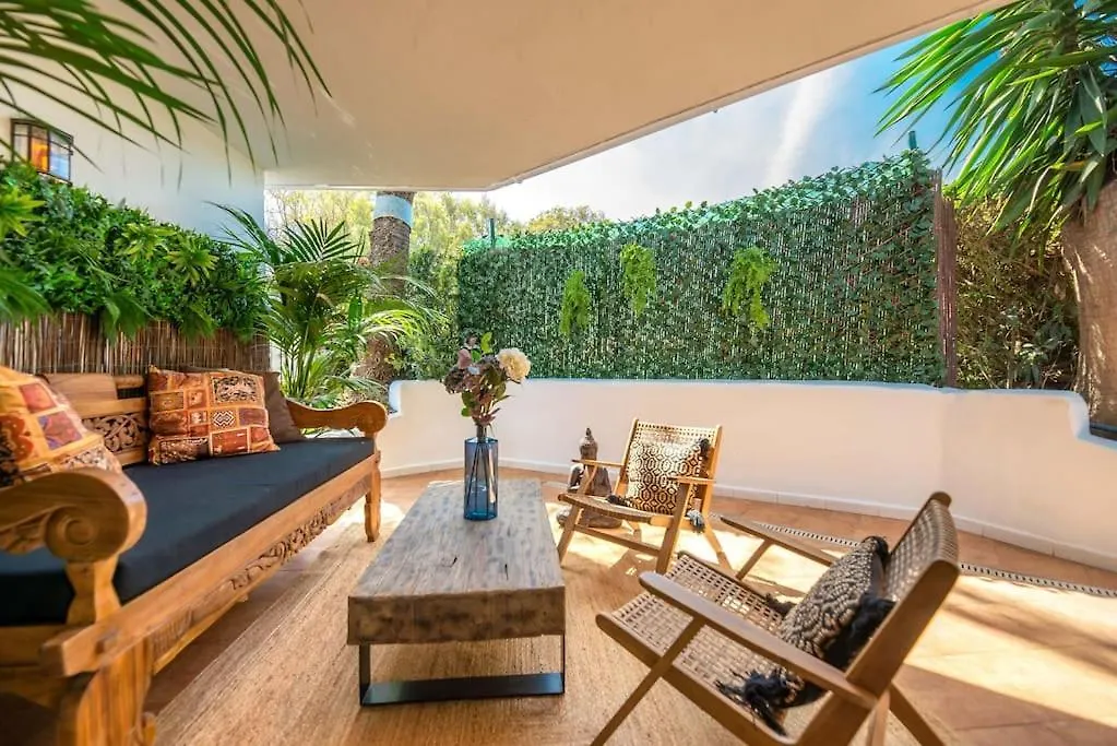 Beachfront Apartment Μαρμπέλλα
