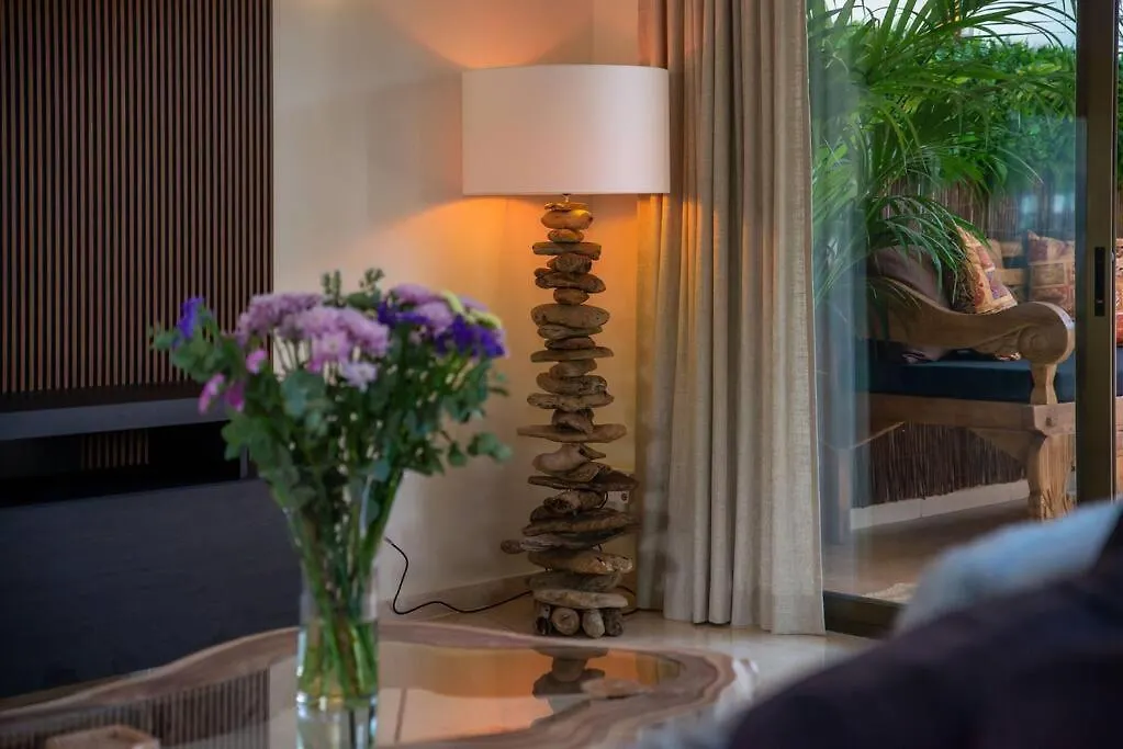 Beachfront Apartment Μαρμπέλλα