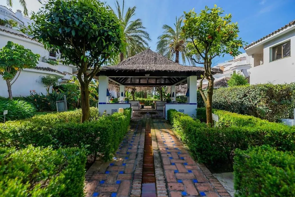 Beachfront Apartment Μαρμπέλλα