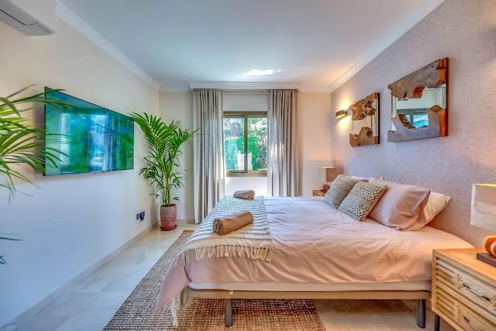 Beachfront Apartment Μαρμπέλλα