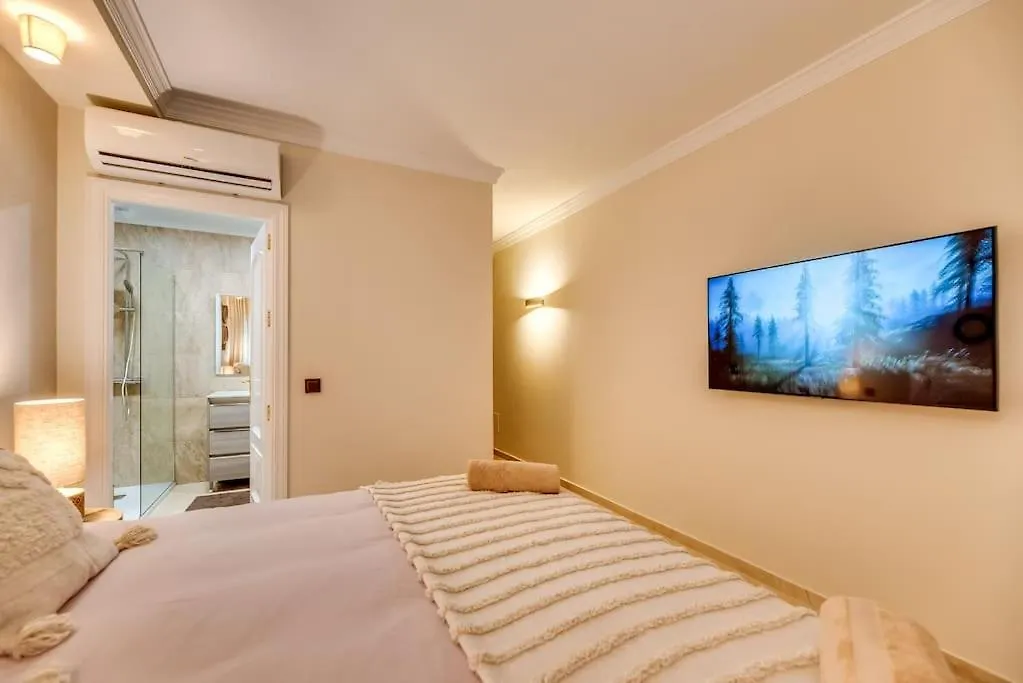 Beachfront Apartment Marbella 0*,
