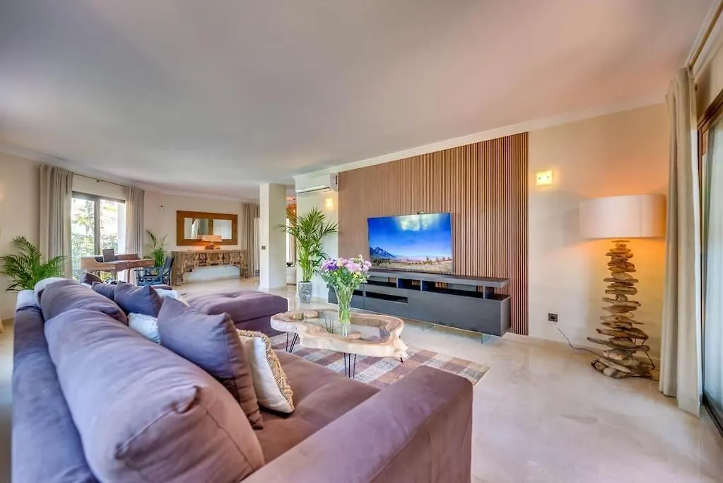 Beachfront Apartment Marbella 0*,